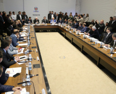 O governador Carlos Massa Ratinho Junior apresentou nesta quarta-feira (7) aos deputados estaduais um banco de projetos de R$ 350 milhões para reestruturação de rodovias, ferrovias e da segurança pública. Ele tem formato inédito no Estado e foi deseenvolvido em parceria com os parlamentares para resolver os maiores gargalos dessas áreas. O lançamento oficial acontecerá ainda neste mês. Foto: José Fernando Ogura/ANPr