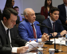 O governador Carlos Massa Ratinho Junior apresentou nesta quarta-feira (7) aos deputados estaduais um banco de projetos de R$ 350 milhões para reestruturação de rodovias, ferrovias e da segurança pública. Ele tem formato inédito no Estado e foi deseenvolvido em parceria com os parlamentares para resolver os maiores gargalos dessas áreas. O lançamento oficial acontecerá ainda neste mês. Foto: José Fernando Ogura/ANPr