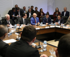 O governador Carlos Massa Ratinho Junior apresentou nesta quarta-feira (7) aos deputados estaduais um banco de projetos de R$ 350 milhões para reestruturação de rodovias, ferrovias e da segurança pública. Ele tem formato inédito no Estado e foi deseenvolvido em parceria com os parlamentares para resolver os maiores gargalos dessas áreas. O lançamento oficial acontecerá ainda neste mês. Foto: José Fernando Ogura/ANPr