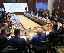 O governador Carlos Massa Ratinho Junior apresentou nesta quarta-feira (7) aos deputados estaduais um banco de projetos de R$ 350 milhões para reestruturação de rodovias, ferrovias e da segurança pública. Ele tem formato inédito no Estado e foi deseenvolvido em parceria com os parlamentares para resolver os maiores gargalos dessas áreas. O lançamento oficial acontecerá ainda neste mês. Foto: José Fernando Ogura/ANPr
