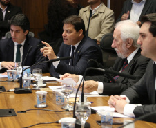 O governador Carlos Massa Ratinho Junior apresentou nesta quarta-feira (7) aos deputados estaduais um banco de projetos de R$ 350 milhões para reestruturação de rodovias, ferrovias e da segurança pública. Ele tem formato inédito no Estado e foi deseenvolvido em parceria com os parlamentares para resolver os maiores gargalos dessas áreas. O lançamento oficial acontecerá ainda neste mês. Foto: José Fernando Ogura/ANPr