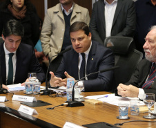 O governador Carlos Massa Ratinho Junior apresentou nesta quarta-feira (7) aos deputados estaduais um banco de projetos de R$ 350 milhões para reestruturação de rodovias, ferrovias e da segurança pública. Ele tem formato inédito no Estado e foi deseenvolvido em parceria com os parlamentares para resolver os maiores gargalos dessas áreas. O lançamento oficial acontecerá ainda neste mês. Foto: José Fernando Ogura/ANPr