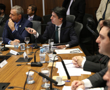 O governador Carlos Massa Ratinho Junior apresentou nesta quarta-feira (7) aos deputados estaduais um banco de projetos de R$ 350 milhões para reestruturação de rodovias, ferrovias e da segurança pública. Ele tem formato inédito no Estado e foi deseenvolvido em parceria com os parlamentares para resolver os maiores gargalos dessas áreas. O lançamento oficial acontecerá ainda neste mês. Foto: José Fernando Ogura/ANPr