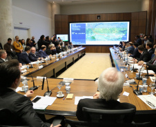 O governador Carlos Massa Ratinho Junior apresentou nesta quarta-feira (7) aos deputados estaduais um banco de projetos de R$ 350 milhões para reestruturação de rodovias, ferrovias e da segurança pública. Ele tem formato inédito no Estado e foi deseenvolvido em parceria com os parlamentares para resolver os maiores gargalos dessas áreas. O lançamento oficial acontecerá ainda neste mês. Foto: José Fernando Ogura/ANPr