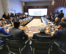 O governador Carlos Massa Ratinho Junior apresentou nesta quarta-feira (7) aos deputados estaduais um banco de projetos de R$ 350 milhões para reestruturação de rodovias, ferrovias e da segurança pública. Ele tem formato inédito no Estado e foi deseenvolvido em parceria com os parlamentares para resolver os maiores gargalos dessas áreas. O lançamento oficial acontecerá ainda neste mês. Foto: José Fernando Ogura/ANPr