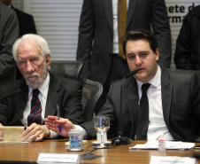 O governador Carlos Massa Ratinho Junior apresentou nesta quarta-feira (7) aos deputados estaduais um banco de projetos de R$ 350 milhões para reestruturação de rodovias, ferrovias e da segurança pública. Ele tem formato inédito no Estado e foi deseenvolvido em parceria com os parlamentares para resolver os maiores gargalos dessas áreas. O lançamento oficial acontecerá ainda neste mês. Foto: José Fernando Ogura/ANPr