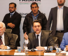 O governador Carlos Massa Ratinho Junior apresentou nesta quarta-feira (7) aos deputados estaduais um banco de projetos de R$ 350 milhões para reestruturação de rodovias, ferrovias e da segurança pública. Ele tem formato inédito no Estado e foi deseenvolvido em parceria com os parlamentares para resolver os maiores gargalos dessas áreas. O lançamento oficial acontecerá ainda neste mês.