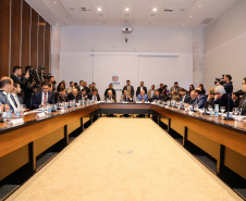 O governador Carlos Massa Ratinho Junior apresentou nesta quarta-feira (7) aos deputados estaduais um banco de projetos de R$ 350 milhões para reestruturação de rodovias, ferrovias e da segurança pública. Ele tem formato inédito no Estado e foi deseenvolvido em parceria com os parlamentares para resolver os maiores gargalos dessas áreas. O lançamento oficial acontecerá ainda neste mês.