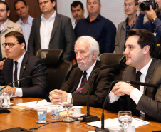 O governador Carlos Massa Ratinho Junior apresentou nesta quarta-feira (7) aos deputados estaduais um banco de projetos de R$ 350 milhões para reestruturação de rodovias, ferrovias e da segurança pública. Ele tem formato inédito no Estado e foi deseenvolvido em parceria com os parlamentares para resolver os maiores gargalos dessas áreas. O lançamento oficial acontecerá ainda neste mês.