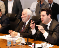 O governador Carlos Massa Ratinho Junior apresentou nesta quarta-feira (7) aos deputados estaduais um banco de projetos de R$ 350 milhões para reestruturação de rodovias, ferrovias e da segurança pública. Ele tem formato inédito no Estado e foi deseenvolvido em parceria com os parlamentares para resolver os maiores gargalos dessas áreas. O lançamento oficial acontecerá ainda neste mês.