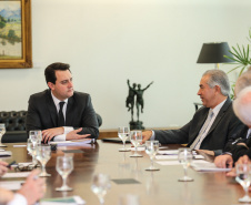O governador Carlos Massa Ratinho Junior recebeu nesta quarta-feira (7), no Palácio Iguaçu, dirigentes da OnlyStars, que representam grupos empresariais chineses e portugueses no Brasil. Reinaldo Azambuja, governador de Mato Grosso do Sul esteve presente no evento. Curitiba, 05/08/2019 -Foto: Geraldo Bubniak/ANPr