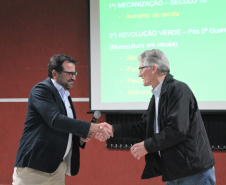 Na quarta-feira (7), começou a série de visitas técnicas na fábrica da New Holland e capacitação dos novos técnicos do Instituto Paranaense de Assistência Técnica e Extensão Rural (Emater), com palestrantes da Embrapa, Emater e Secretaria de Estado da Agricultura e do Abastecimento.