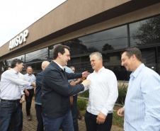 O governador Carlos Massa Ratinho Junior reúne-se com prefeitos na sede da Associação dos Municípios do Sudoeste do Paraná (Amsop), em Francisco Beltrão e assina autorização para licitações de obras para a infraestrutura urbana