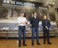 O governador Carlos Massa Ratinho Junior reúne-se com prefeitos na sede da Associação dos Municípios do Sudoeste do Paraná (Amsop), em Francisco Beltrão e assina autorização para licitações de obras para a infraestrutura urbana