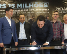 O governador Carlos Massa Ratinho Junior reúne-se com prefeitos na sede da Associação dos Municípios do Sudoeste do Paraná (Amsop), em Francisco Beltrão e assina autorização para licitações de obras para a infraestrutura urbana