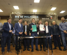 O governador Carlos Massa Ratinho Junior reúne-se com prefeitos na sede da Associação dos Municípios do Sudoeste do Paraná (Amsop), em Francisco Beltrão e assina autorização para licitações de obras para a infraestrutura urbana
