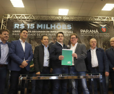 O governador Carlos Massa Ratinho Junior reúne-se com prefeitos na sede da Associação dos Municípios do Sudoeste do Paraná (Amsop), em Francisco Beltrão e assina autorização para licitações de obras para a infraestrutura urbana