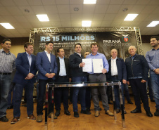 O governador Carlos Massa Ratinho Junior reúne-se com prefeitos na sede da Associação dos Municípios do Sudoeste do Paraná (Amsop), em Francisco Beltrão e assina autorização para licitações de obras para a infraestrutura urbana