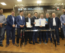 O governador Carlos Massa Ratinho Junior reúne-se com prefeitos na sede da Associação dos Municípios do Sudoeste do Paraná (Amsop), em Francisco Beltrão e assina autorização para licitações de obras para a infraestrutura urbana