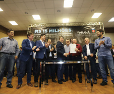O governador Carlos Massa Ratinho Junior reúne-se com prefeitos na sede da Associação dos Municípios do Sudoeste do Paraná (Amsop), em Francisco Beltrão e assina autorização para licitações de obras para a infraestrutura urbana