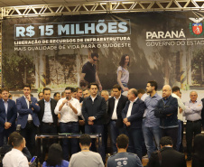 O governador Carlos Massa Ratinho Junior reúne-se com prefeitos na sede da Associação dos Municípios do Sudoeste do Paraná (Amsop), em Francisco Beltrão e assina autorização para licitações de obras para a infraestrutura urbana