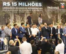 O governador Carlos Massa Ratinho Junior reúne-se com prefeitos na sede da Associação dos Municípios do Sudoeste do Paraná (Amsop), em Francisco Beltrão e assina autorização para licitações de obras para a infraestrutura urbana