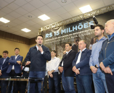 O governador Carlos Massa Ratinho Junior reúne-se com prefeitos na sede da Associação dos Municípios do Sudoeste do Paraná (Amsop), em Francisco Beltrão e assina autorização para licitações de obras para a infraestrutura urbana