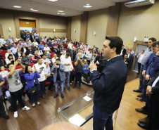O governador Carlos Massa Ratinho Junior reúne-se com prefeitos na sede da Associação dos Municípios do Sudoeste do Paraná (Amsop), em Francisco Beltrão e assina autorização para licitações de obras para a infraestrutura urbana