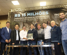 O governador Carlos Massa Ratinho Junior reúne-se com prefeitos na sede da Associação dos Municípios do Sudoeste do Paraná (Amsop), em Francisco Beltrão e assina autorização para licitações de obras para a infraestrutura urbana