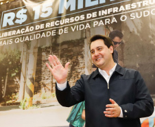 Obras de infraestrutura, melhorias em escolas, reformas e construção de postos de saúde estão no pacote de investimentos que o Governo do Estado fará em 24 cidades da região Sudoeste. O governador Carlos Massa Ratinho Junior se reuniu nesta quinta-feira (8) com os prefeitos na sede da Associação dos Municípios do Sudoeste do Paraná (Amsop), em Francisco Beltrão, e assinou as ordens de serviço e homologação das licitações para dar início às obras e ações.