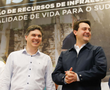 Obras de infraestrutura, melhorias em escolas, reformas e construção de postos de saúde estão no pacote de investimentos que o Governo do Estado fará em 24 cidades da região Sudoeste. O governador Carlos Massa Ratinho Junior se reuniu nesta quinta-feira (8) com os prefeitos na sede da Associação dos Municípios do Sudoeste do Paraná (Amsop), em Francisco Beltrão, e assinou as ordens de serviço e homologação das licitações para dar início às obras e ações.