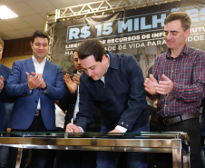 Obras de infraestrutura, melhorias em escolas, reformas e construção de postos de saúde estão no pacote de investimentos que o Governo do Estado fará em 24 cidades da região Sudoeste. O governador Carlos Massa Ratinho Junior se reuniu nesta quinta-feira (8) com os prefeitos na sede da Associação dos Municípios do Sudoeste do Paraná (Amsop), em Francisco Beltrão, e assinou as ordens de serviço e homologação das licitações para dar início às obras e ações.