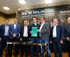 Obras de infraestrutura, melhorias em escolas, reformas e construção de postos de saúde estão no pacote de investimentos que o Governo do Estado fará em 24 cidades da região Sudoeste. O governador Carlos Massa Ratinho Junior se reuniu nesta quinta-feira (8) com os prefeitos na sede da Associação dos Municípios do Sudoeste do Paraná (Amsop), em Francisco Beltrão, e assinou as ordens de serviço e homologação das licitações para dar início às obras e ações.