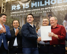 Obras de infraestrutura, melhorias em escolas, reformas e construção de postos de saúde estão no pacote de investimentos que o Governo do Estado fará em 24 cidades da região Sudoeste. O governador Carlos Massa Ratinho Junior se reuniu nesta quinta-feira (8) com os prefeitos na sede da Associação dos Municípios do Sudoeste do Paraná (Amsop), em Francisco Beltrão, e assinou as ordens de serviço e homologação das licitações para dar início às obras e ações.