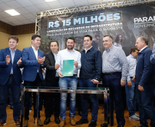 Obras de infraestrutura, melhorias em escolas, reformas e construção de postos de saúde estão no pacote de investimentos que o Governo do Estado fará em 24 cidades da região Sudoeste. O governador Carlos Massa Ratinho Junior se reuniu nesta quinta-feira (8) com os prefeitos na sede da Associação dos Municípios do Sudoeste do Paraná (Amsop), em Francisco Beltrão, e assinou as ordens de serviço e homologação das licitações para dar início às obras e ações.