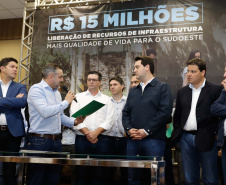 Obras de infraestrutura, melhorias em escolas, reformas e construção de postos de saúde estão no pacote de investimentos que o Governo do Estado fará em 24 cidades da região Sudoeste. O governador Carlos Massa Ratinho Junior se reuniu nesta quinta-feira (8) com os prefeitos na sede da Associação dos Municípios do Sudoeste do Paraná (Amsop), em Francisco Beltrão, e assinou as ordens de serviço e homologação das licitações para dar início às obras e ações.