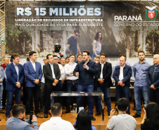 Obras de infraestrutura, melhorias em escolas, reformas e construção de postos de saúde estão no pacote de investimentos que o Governo do Estado fará em 24 cidades da região Sudoeste. O governador Carlos Massa Ratinho Junior se reuniu nesta quinta-feira (8) com os prefeitos na sede da Associação dos Municípios do Sudoeste do Paraná (Amsop), em Francisco Beltrão, e assinou as ordens de serviço e homologação das licitações para dar início às obras e ações.