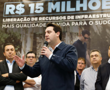 Obras de infraestrutura, melhorias em escolas, reformas e construção de postos de saúde estão no pacote de investimentos que o Governo do Estado fará em 24 cidades da região Sudoeste. O governador Carlos Massa Ratinho Junior se reuniu nesta quinta-feira (8) com os prefeitos na sede da Associação dos Municípios do Sudoeste do Paraná (Amsop), em Francisco Beltrão, e assinou as ordens de serviço e homologação das licitações para dar início às obras e ações.