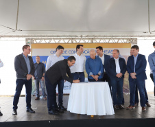 O governador Carlos Massa Ratinho Junior reúne-se com prefeitos na sede da Associação dos Municípios do Sudoeste do Paraná (Amsop), em Francisco Beltrão e assina autorização para licitações de obras para a infraestrutura urbana