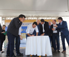 O governador Carlos Massa Ratinho Junior reúne-se com prefeitos na sede da Associação dos Municípios do Sudoeste do Paraná (Amsop), em Francisco Beltrão e assina autorização para licitações de obras para a infraestrutura urbana