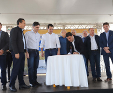 O governador Carlos Massa Ratinho Junior reúne-se com prefeitos na sede da Associação dos Municípios do Sudoeste do Paraná (Amsop), em Francisco Beltrão e assina autorização para licitações de obras para a infraestrutura urbana