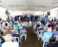 O governador Carlos Massa Ratinho Junior reúne-se com prefeitos na sede da Associação dos Municípios do Sudoeste do Paraná (Amsop), em Francisco Beltrão e assina autorização para licitações de obras para a infraestrutura urbana