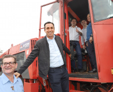 O governador Carlos Massa Ratinho Junior reúne-se com prefeitos na sede da Associação dos Municípios do Sudoeste do Paraná (Amsop), em Francisco Beltrão e assina autorização para licitações de obras para a infraestrutura urbana