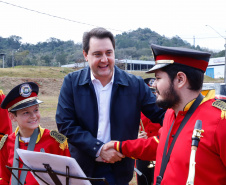 O governador Carlos Massa Ratinho Junior assinou nesta quinta-feira (8) a ordem de serviço para início das obras para contenção de enchentes do Rio Marrecas, em Francisco Beltrão, no Sudoeste do Estado. O Governo do Estado está investindo R$ 30 milhões nesta primeira etapa da obra.