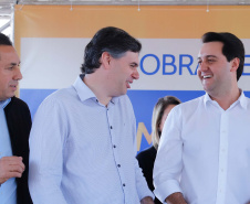 O governador Carlos Massa Ratinho Junior assinou nesta quinta-feira (8) a ordem de serviço para início das obras para contenção de enchentes do Rio Marrecas, em Francisco Beltrão, no Sudoeste do Estado. O Governo do Estado está investindo R$ 30 milhões nesta primeira etapa da obra.