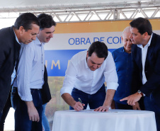 O governador Carlos Massa Ratinho Junior assinou nesta quinta-feira (8) a ordem de serviço para início das obras para contenção de enchentes do Rio Marrecas, em Francisco Beltrão, no Sudoeste do Estado. O Governo do Estado está investindo R$ 30 milhões nesta primeira etapa da obra.