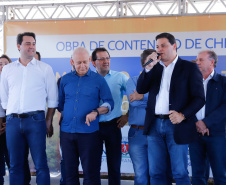 O governador Carlos Massa Ratinho Junior assinou nesta quinta-feira (8) a ordem de serviço para início das obras para contenção de enchentes do Rio Marrecas, em Francisco Beltrão, no Sudoeste do Estado. O Governo do Estado está investindo R$ 30 milhões nesta primeira etapa da obra.