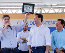 O governador Carlos Massa Ratinho Junior assinou nesta quinta-feira (8) a ordem de serviço para início das obras para contenção de enchentes do Rio Marrecas, em Francisco Beltrão, no Sudoeste do Estado. O Governo do Estado está investindo R$ 30 milhões nesta primeira etapa da obra.