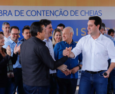 O governador Carlos Massa Ratinho Junior assinou nesta quinta-feira (8) a ordem de serviço para início das obras para contenção de enchentes do Rio Marrecas, em Francisco Beltrão, no Sudoeste do Estado. O Governo do Estado está investindo R$ 30 milhões nesta primeira etapa da obra.