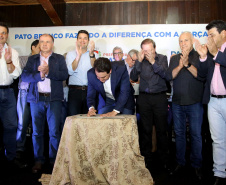 O governador Carlos Massa Ratinho Junior autorizou nesta quinta-feira (8), em Pato Branco, o repasse de R$ 20 milhões para a construção do novo prédio da prefeitura da cidade. O convênio prevê R$ 6 milhões de contrapartida municipal. 
